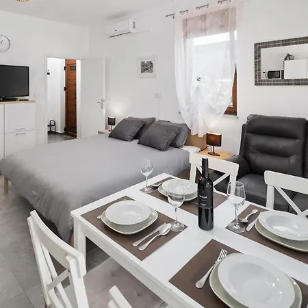 Apartment Gorgeous In With Wifi Porec