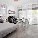 Awesome In With Swimming Pool Apartamento