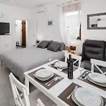 Апартаменти Gorgeous In With Wifi Пореч